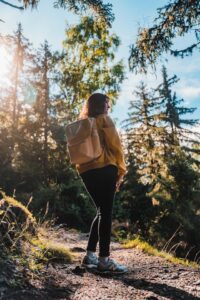 在森林步道上散步的悠閒時光｜攝影：JUSTIN BUISSON ｜圖片來源：Unsplash