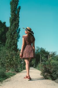 在陽光灑落的公園步道上獨自散步｜攝影：Anna Stampfli 圖片來源：Unsplash