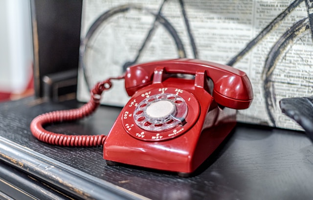 復古電話｜攝影：Mike Gattorna ｜圖片來源：Unsplash