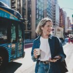 手持一杯咖啡在城市街道上散步｜攝影：Brianna Sanders 圖片來源：Unsplash