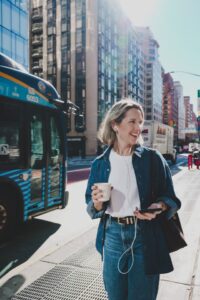 手持一杯咖啡在城市街道上散步｜攝影：Brianna Sanders 圖片來源：Unsplash