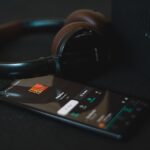 手機上的音樂播放清單｜攝影：by Viktor Forgacs - click ↓↓ ｜圖片來源：unsplash