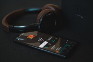 手機上的音樂播放清單｜攝影：by Viktor Forgacs - click ↓↓ ｜圖片來源：unsplash