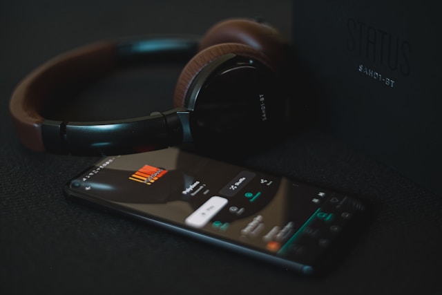 手機上的音樂播放清單｜攝影：by Viktor Forgacs - click ↓↓ ｜圖片來源：unsplash