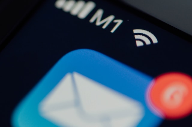 手機訊息｜攝影：CHUTTERSNAP ｜圖片來源：Unsplash