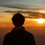 眺望朝日｜攝影：Nesnin Shamsheer 圖片來源： Unsplash