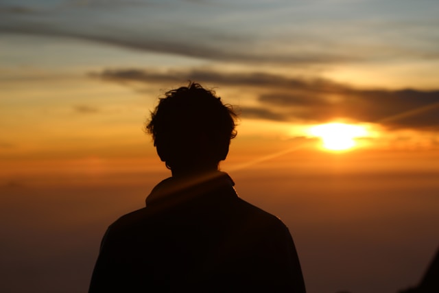 眺望朝日｜攝影：Nesnin Shamsheer 圖片來源： Unsplash