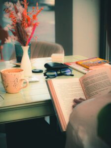 閱讀與咖啡｜攝影：Ivan Kohut ｜圖片來源：Unsplash