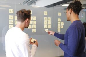 Brainstorming｜攝影：airfocus ｜圖片來源Unsplash