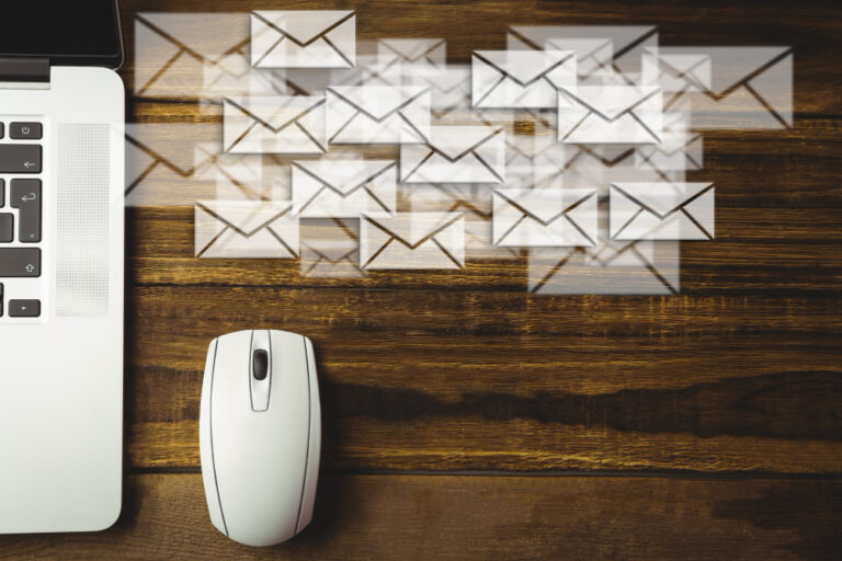 Email轟炸｜攝影：creativeart ｜圖片來源：magnific
